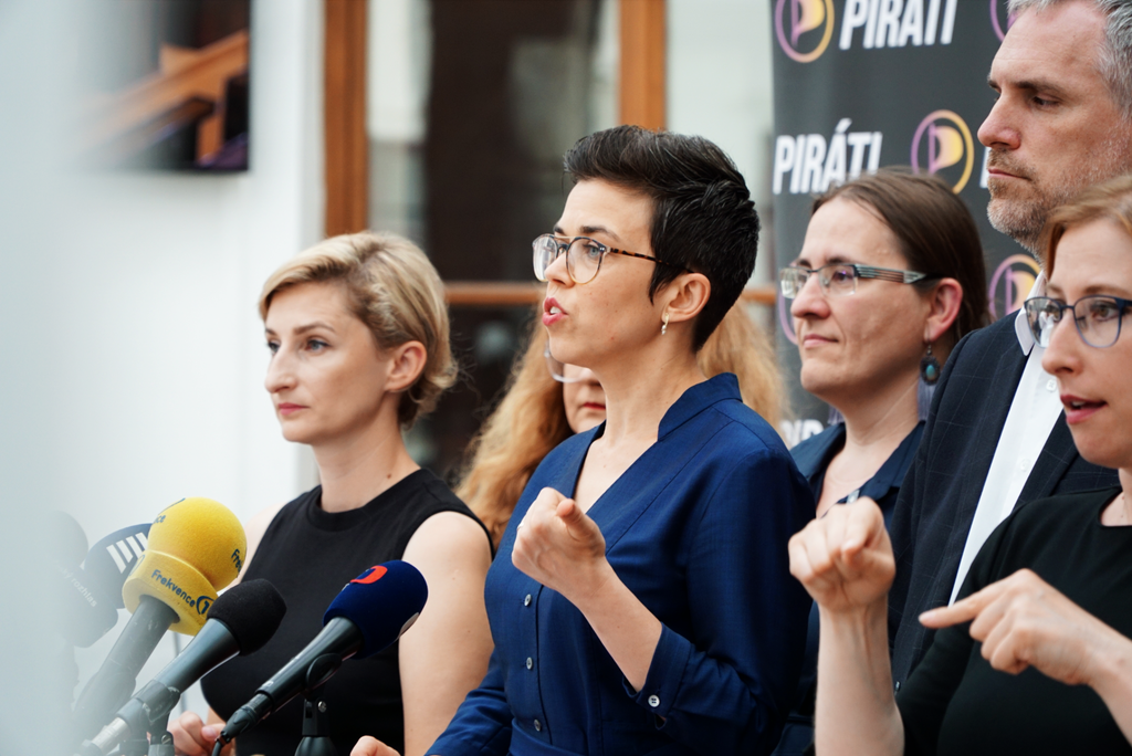 Vláda podle Pirátů rodinám nenabízí dlouhodobou jistotu. Navrhují rodičovský příspěvek 420 tisíc korun i pravidelnou valorizaci