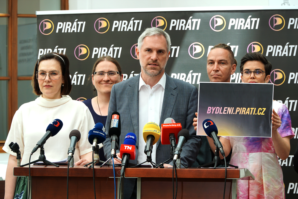 Vláda hazarduje s bydlením i veřejným prostorem, varují Piráti. Vyzvali ke stažení a přepracování novely stavebního zákona